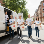 Flyerverteilteam das sich auf die Arbeit vorbereitet